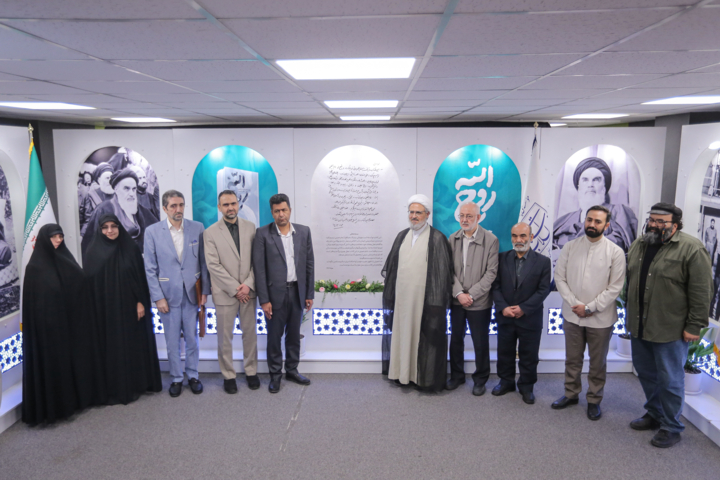رونمایی تقریظ رهبر انقلاب بر کتاب «روح‌اللّه»