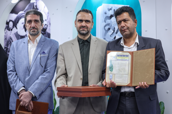 رونمایی تقریظ رهبر انقلاب بر کتاب «روح‌اللّه»