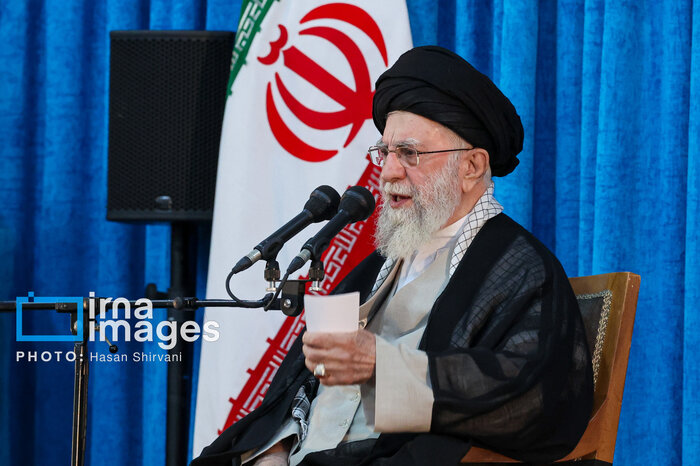 رهبرمعظم انقلاب: انقلاب ایران دنیای غرب را غافلگیر کرد/ دشمن هیچ غلطی نمی تواند بکند