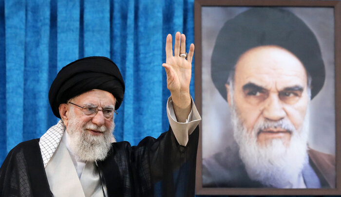 رهبر انقلاب: انقلاب ایران دنیای غرب را غافلگیر کرد/ دشمن هیچ غلطی نمی تواند بکند