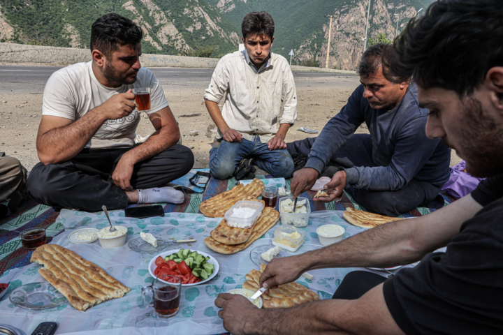 «جاده چالوس»؛ گذرگاه بهاری عشایر