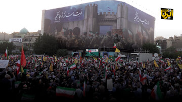 تجمع بشارت فتح در میدان انقلاب