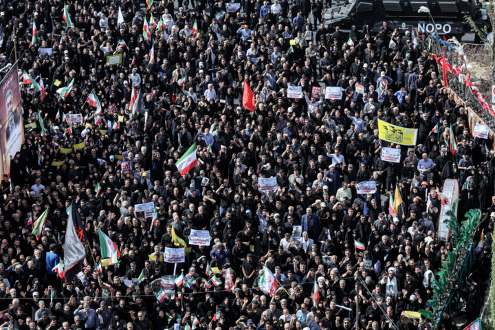 بدرقه سربازان وطن در میدانی به نام ایران