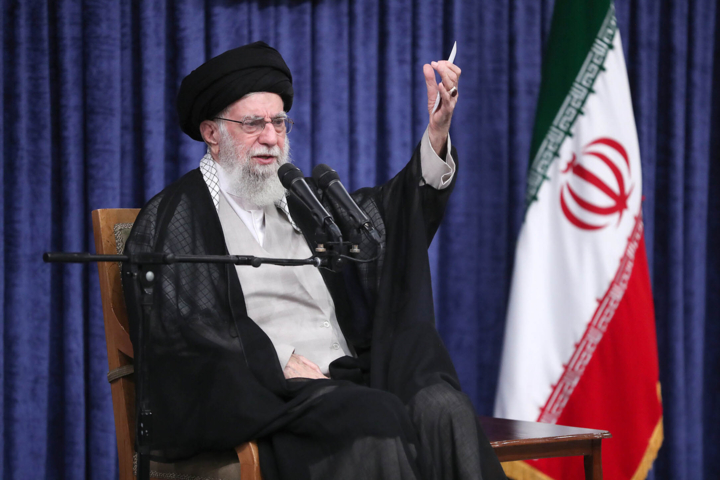 رهبر انقلاب: ملت با جهت‌گیری‌های گوناگون سیاسی و وزن متفاوت مذهبی پای ایران ایستاد