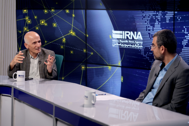 فراستخواه: همبستگی اجتماعی باید با پذیرشِ تکثر مذهبی، سیاسی و اجتماعی بنا شود