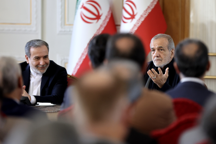 انتقاد آذر منصوری از مخالفان مذاکره: چه جایگزینی دارید؟/ مهار تندروها باید بخشی از پروژه وفاق پزشکیان باشد 9