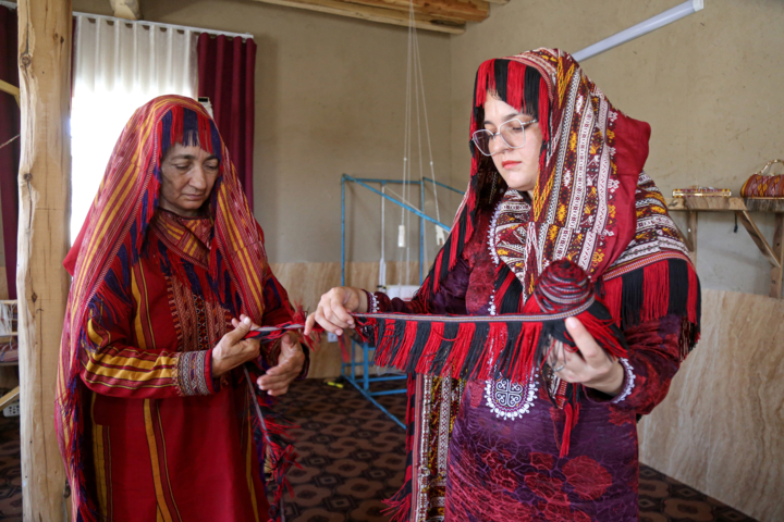 ابریشم بافی؛ رمز خودباوری زنان ترکمن خراسان شمالی