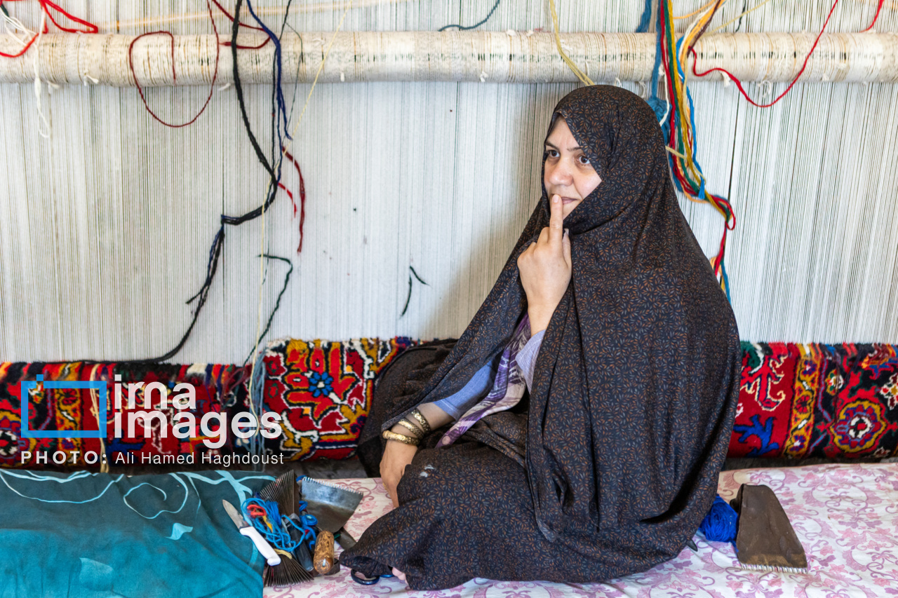 رئیس مرکز ملی فرش: ۹۸ درصد بافندگان فرش بانو هستند