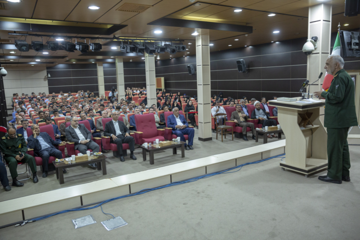 بسیج به عنوان یک مدل بینظیر از حرکت مردمی کشور را با عزت نگه داشته است