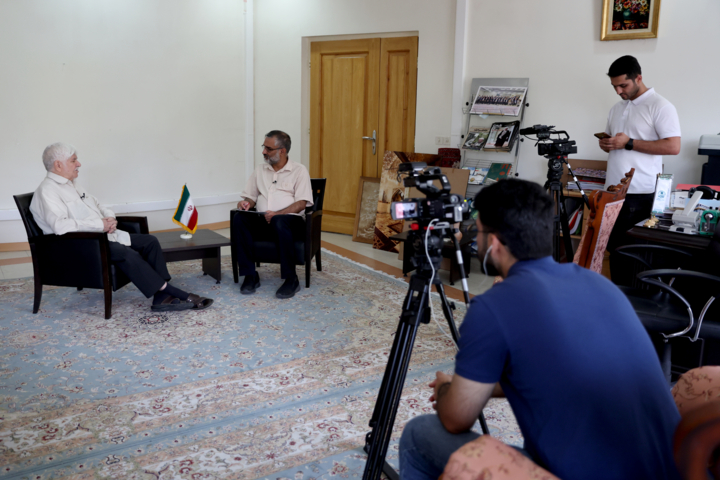 با مهران مدیری دنبال تلطیف فضای پس از جنگ بودیم/ تذکر جدی امام درباره پخش مکرر نمازجمعه