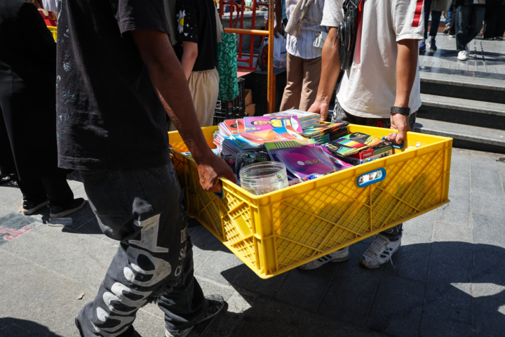 توزیع نوشتافزار میان دانشآموزان نیازمند ایلام