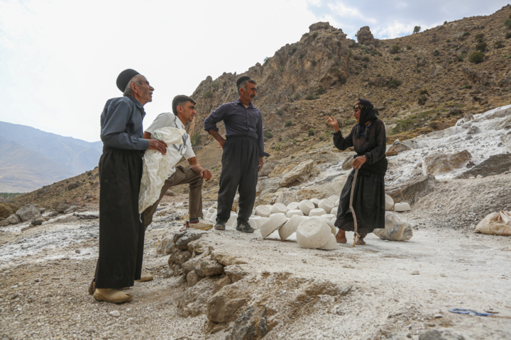 قاب زندگی/ زنان معدنکار «قلعه رشید» و رقص نمک