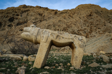 مرگ آرام شیرهای سنگی