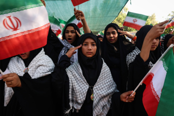آیین آغاز اردوی دانش آموزی در یادمان شهدای هویزه