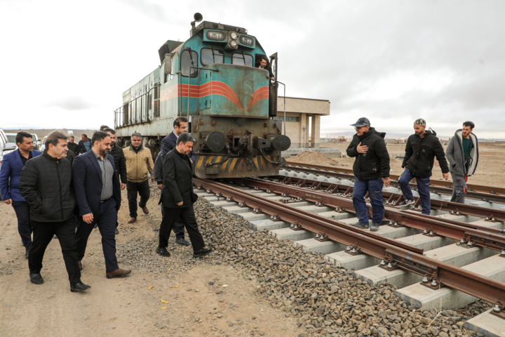 وزیر راه و شهرسازی وارد اردبیل شد