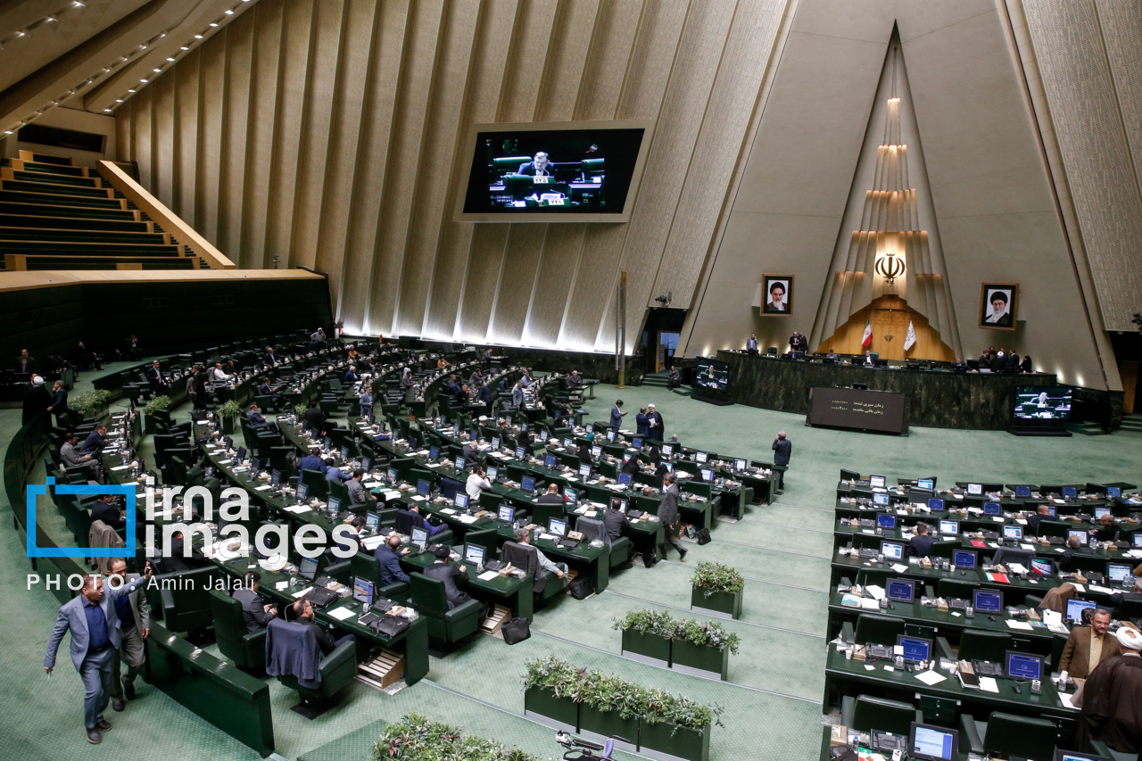 قيمت بنزين و وضعيت حقوقي كاركنان دولت از جمله محورهاي تذكرات نمايندگان مجلس قيمت بنزين و وضعيت حقوقي كاركنان دولت از جمله محورهاي تذكرات نمايندگان مجلس