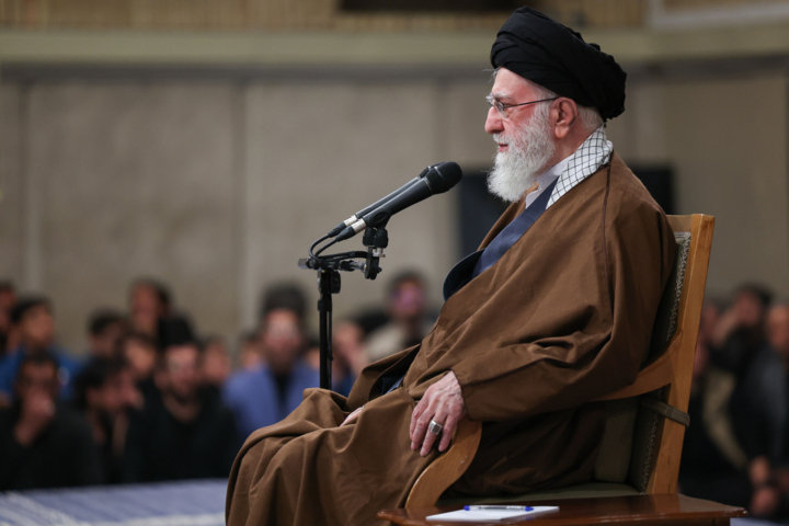 رهبر انقلاب: ۱۳ آبان باید در تاریخ و حافظه ملی بماند/ اختلاف ایران و آمریکا ذاتی است