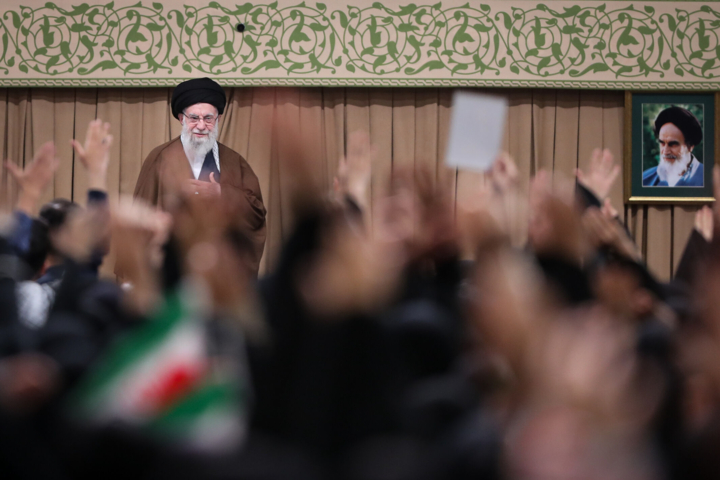 رهبر انقلاب: ۱۳ آبان باید در تاریخ و حافظه ملی بماند/ اختلاف ایران و آمریکا ذاتی است