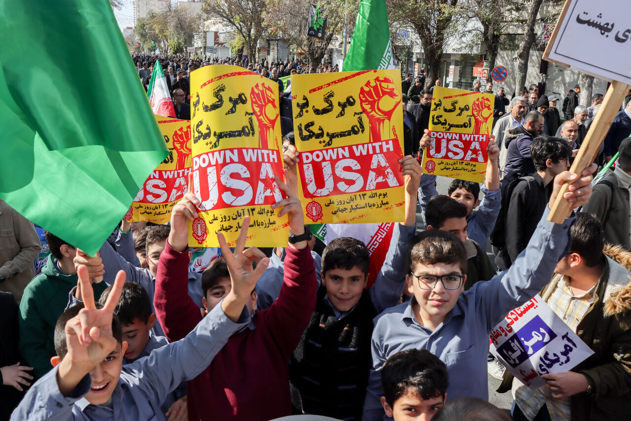 فیلم/ فریاد استکبارستیزی دانش‌آموزان اردبیلی در ۱۳ آبان