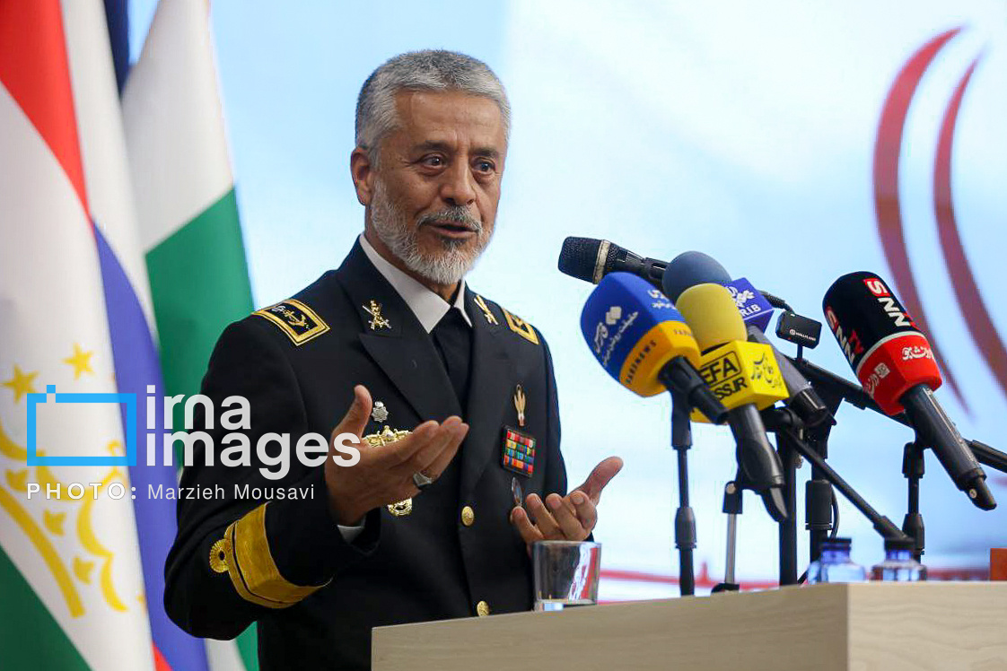 دریادار سیاری: تجهیزات به روز و نیروی انسانی کیفی برای دفاع ضروری است