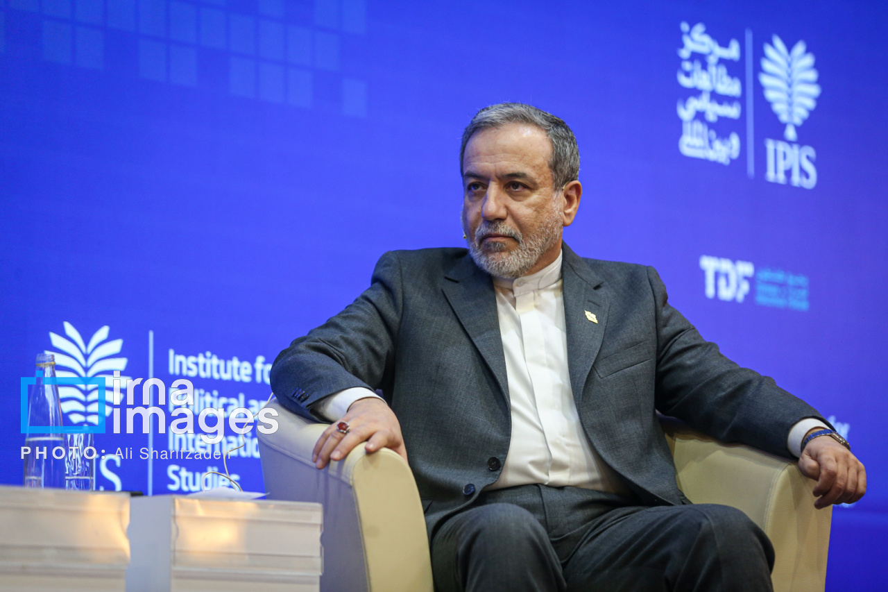 گزارش گاردین درباره وزیر خارجه ایران: سیاستمداری صبور با چهرهای بیاحساس