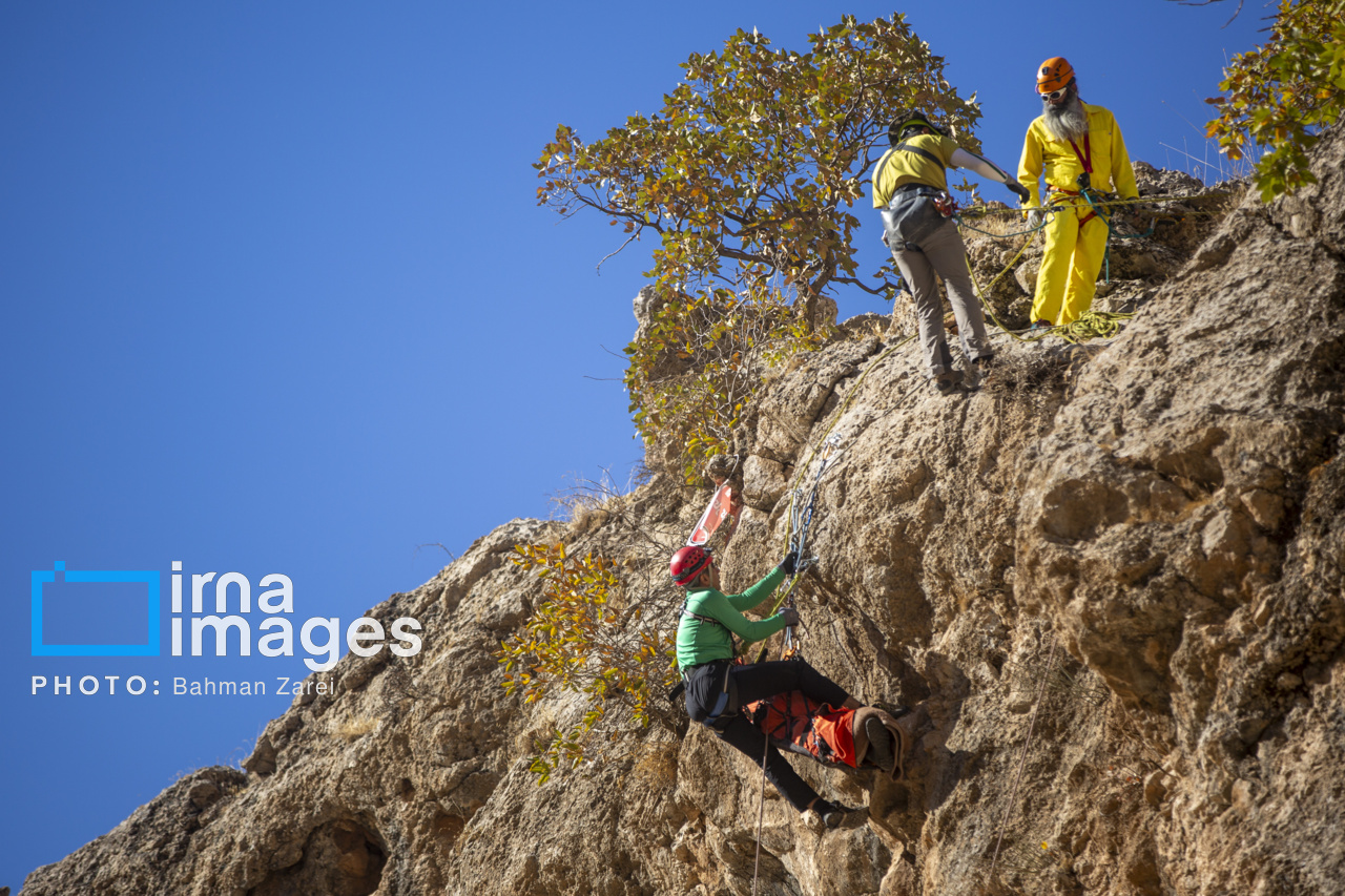 نجات ۲ کوهنورد گمشده در ارتفاعات جاده کرج - چالوس
