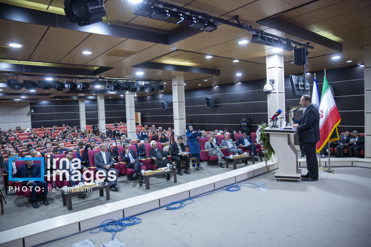 نشست فعالان اقتصادی استان با اعضای کمیسیون صنایع و معادن