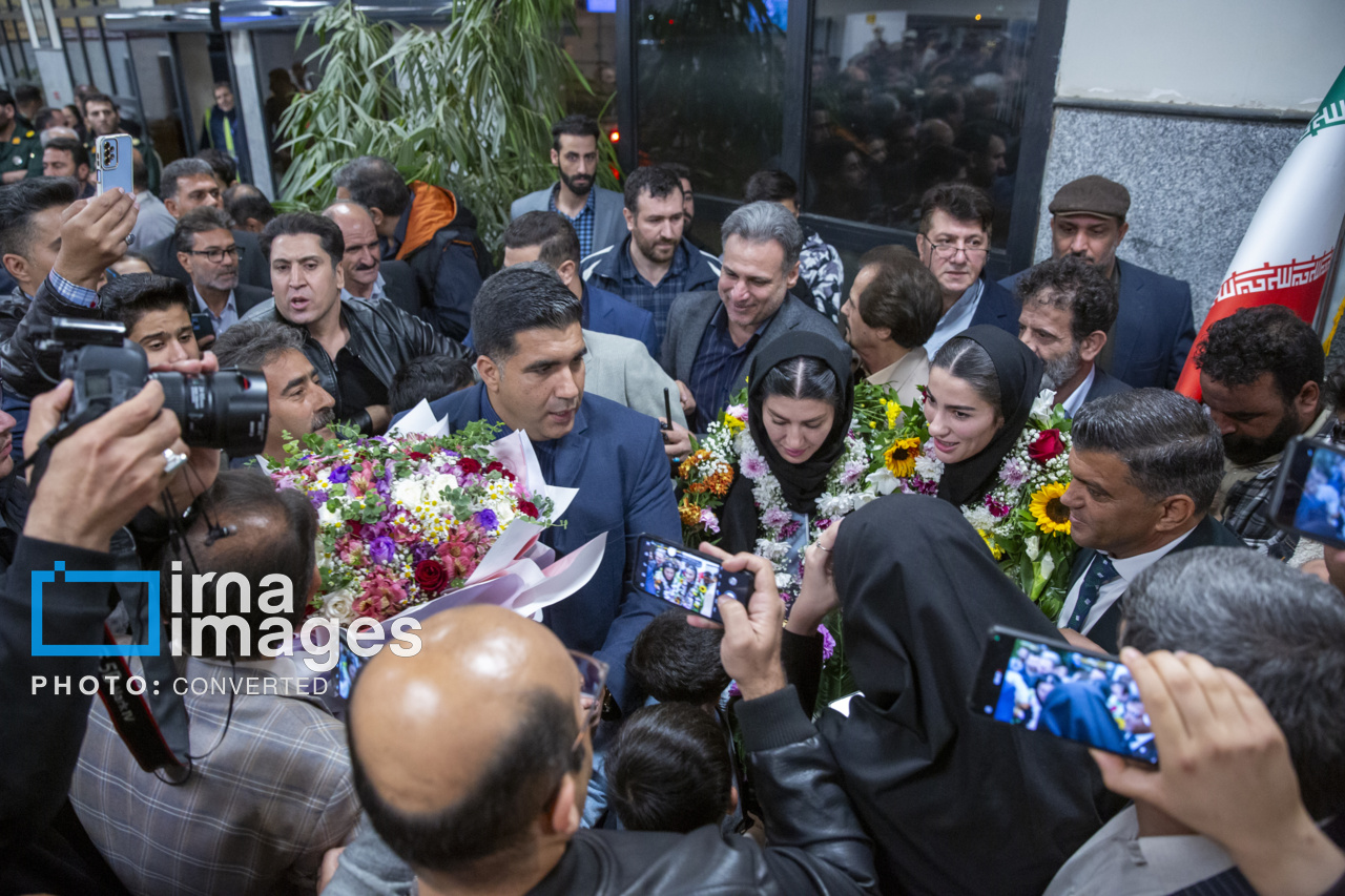 فرودگاه کرمانشاه غرق در شادی؛ استقبالی در حد قهرمانان المپیک از آتوسا گلشادنژاد + فیلم