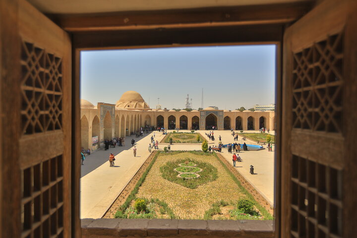 ضرباهنگ زندگی در کاروانسرای جهانی و میدان تاریخی گنجعلیخان کرمان