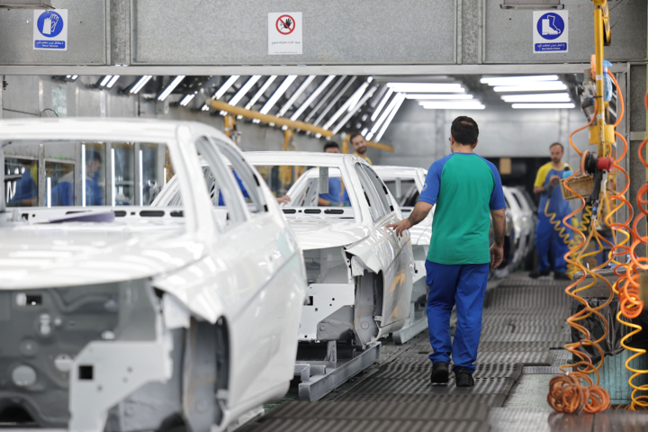 پرواز قیمت ها؛ مردم در تله خودروسازان و دلالان