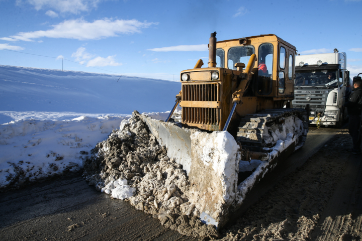 بحران بازگشایی راه های هشترود/ ورود برف روب از گیلان