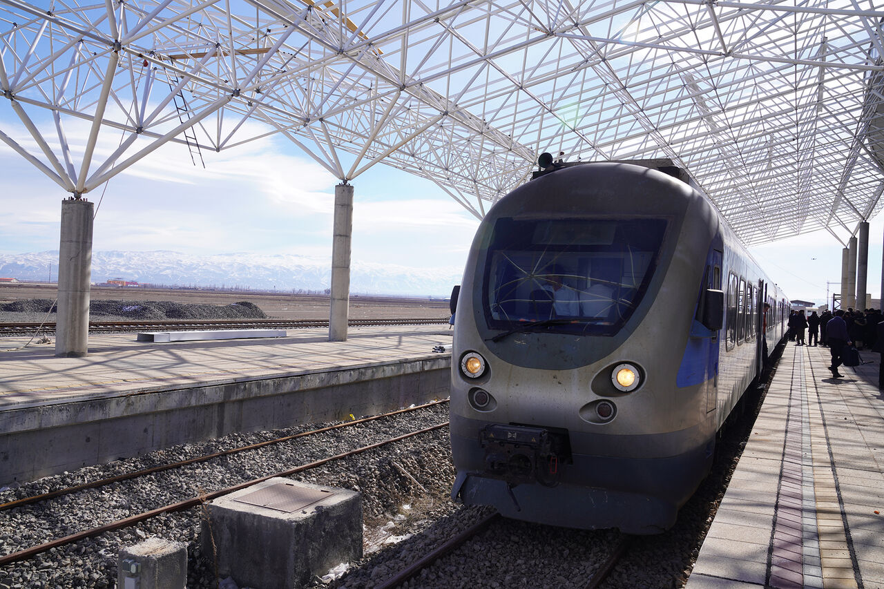 فیلم / سفر آزمایشی مسئولان با قطار میانه - اردبیل