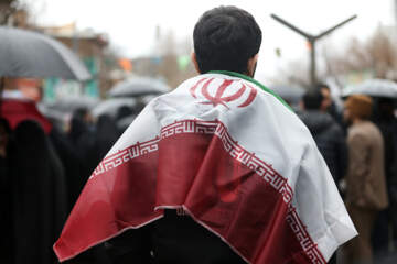 حضور مردم سنندج در راهپیمایی ۲۲ بهمن