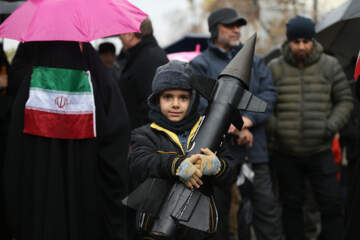 حضور مردم سنندج در راهپیمایی ۲۲ بهمن