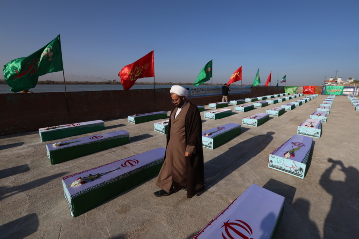 پیکر مطهر ۸۵ شهید دوران دفاع مقدس از مرز آبی اروندرود وارد کشور شد