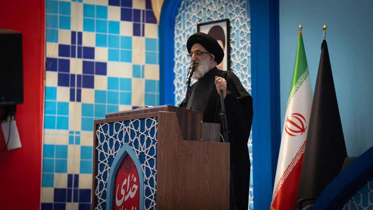 امام جمعه کرج: کارگران محور تولید و تأمین‌کننده امنیت اقتصادی کشور هستند