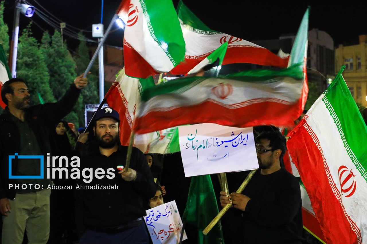 معلم کرمانی‌ که بر دل تخته‌سیاه خیابان‌، مشق ایستادگی‌ می‌نویسد+ فیلم