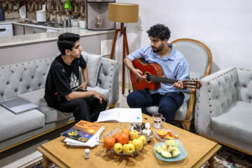 «آرمان گرگین» مشغول آموزش موسیقی و گیتار در منزل خود می باشد. 