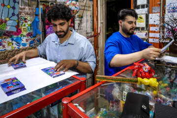 اکثر روزها «آرمان گرگین» هدایایی را برای شاگردان خود از مغازه لوازم تحریر تهیه می کند.