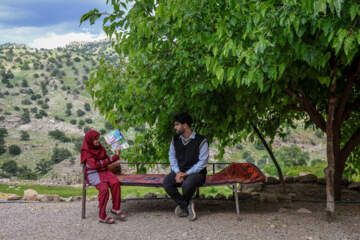 «آرمان گرگین» در حال تدریس به یک دختر بازمانده از تحصیل می باشد. 