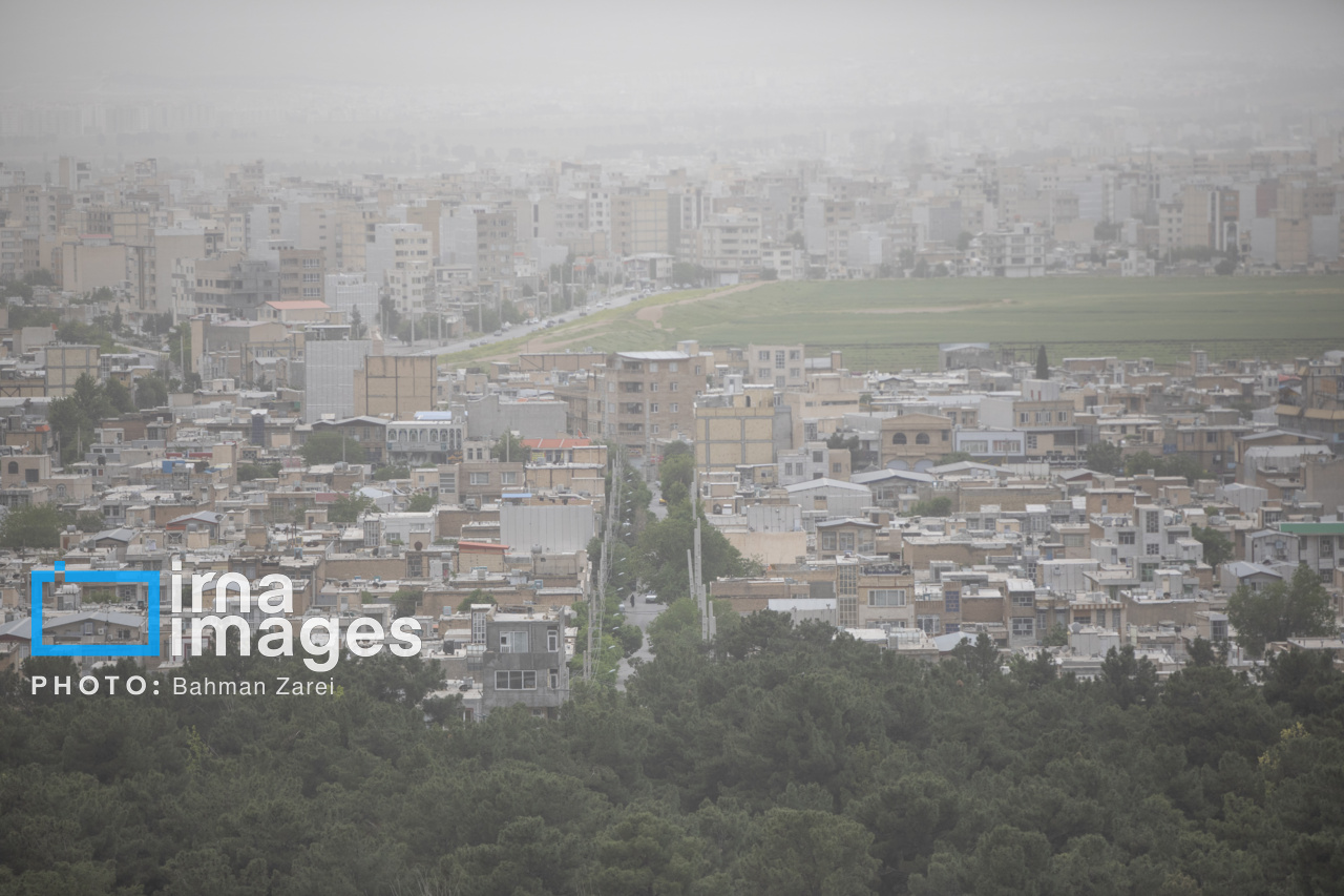 ریزگردها ساعت آغاز کار اداره‌ها و بانک‌های ایلام را تغییر داد