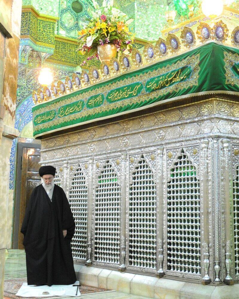 انتشار برای اولین‌بار؛ فیلم تشرف رهبر شهید انقلاب به حرم کریمه اهل‌بیت (س)