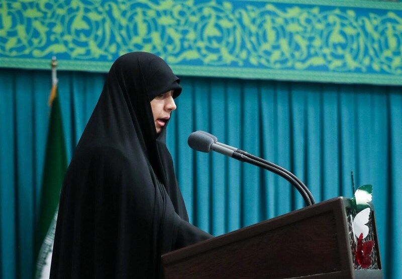 رجز خوانی دختر شهید سلامی در اجتماع دخترانه عهد خواهری حرم بانوی کرامت +فیلم