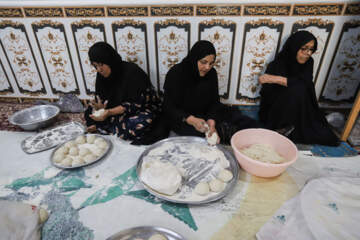پخت ۶ هزار قرص نان نذری غدیر به همت بانوی کارونی