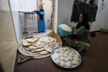پخت ۶ هزار قرص نان نذری غدیر به همت بانوی کارونی