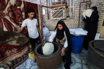 پخت ۶ هزار قرص نان نذری غدیر به همت بانوی کارونی