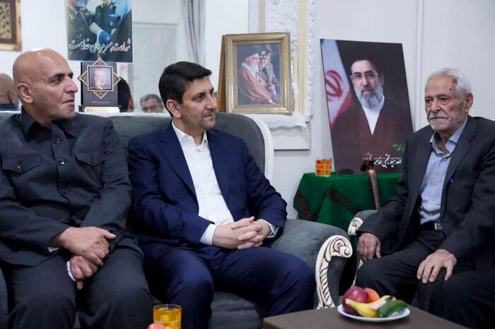 تجلیل وزیر ارتباطات از خانواده شهیدان «موسوی» و «خطیب» در قم