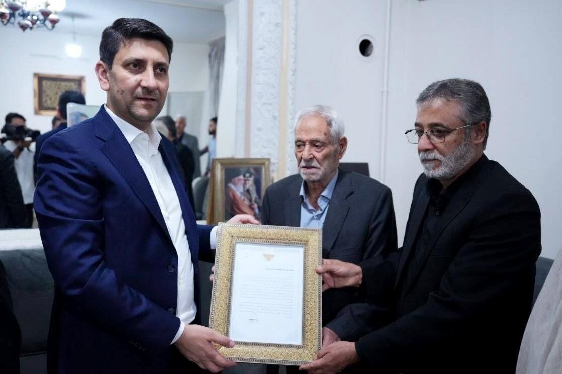 تجلیل وزیر ارتباطات از خانواده شهیدان «موسوی» و «خطیب» در قم