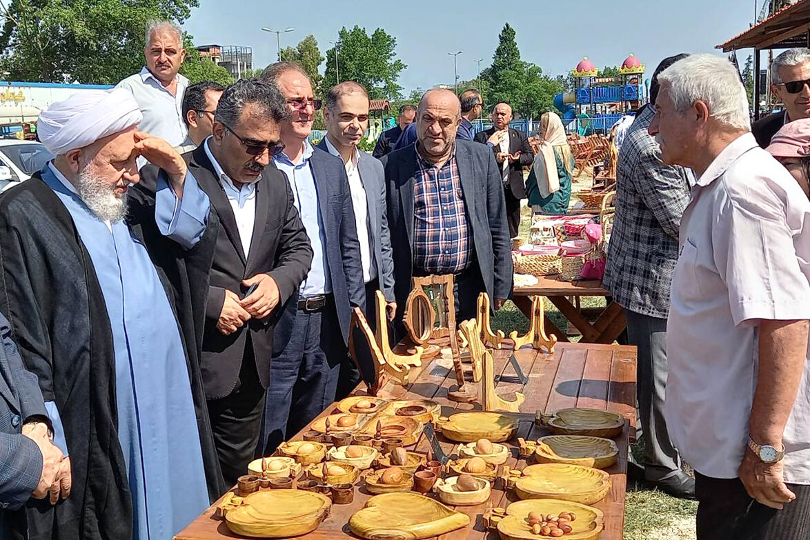 افتتاح نمایشگاه صنایع‌دستی و سوغات گیلان در آستارا