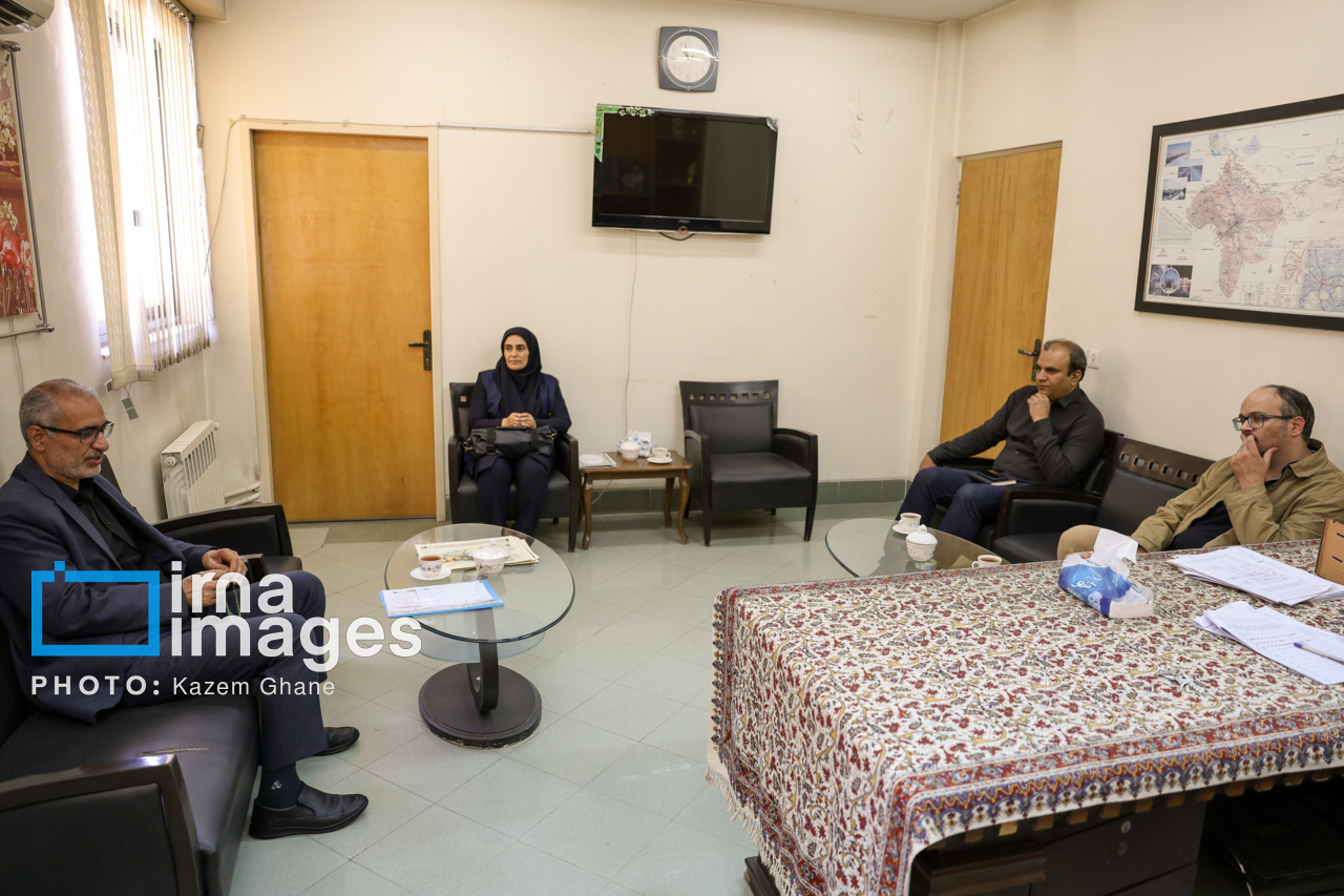 بازدید مدیرکل پست استان اصفهان از ایرنا 30خرداد 1405